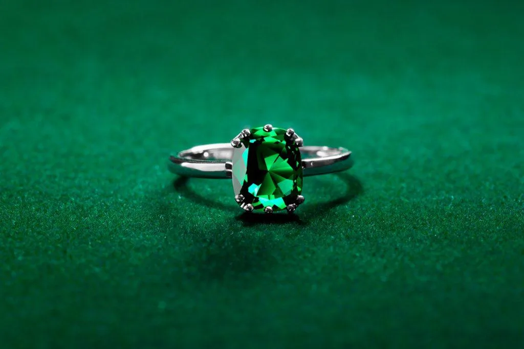anillo armonioso de esmeralda